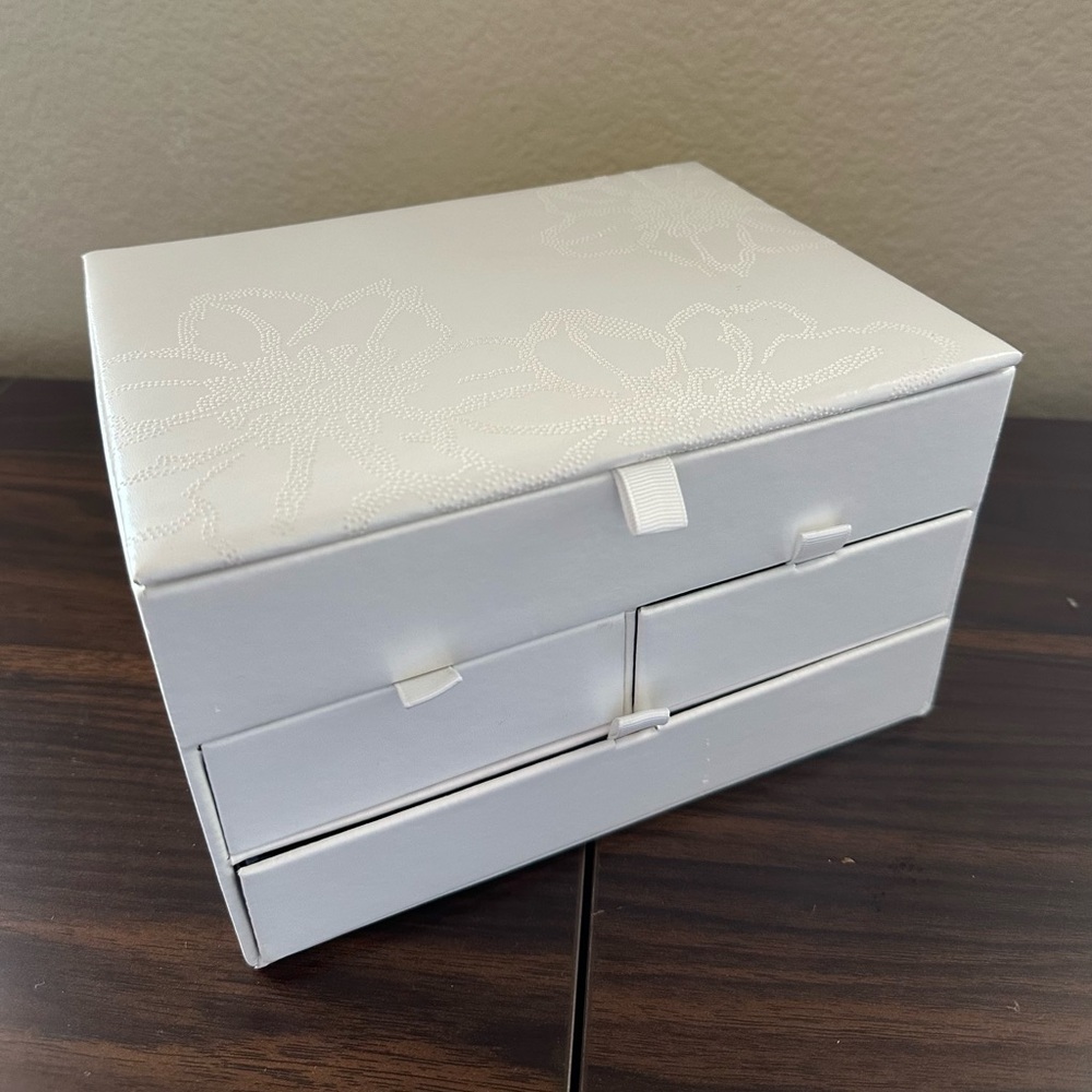 Vera Wang Jewlery Box
